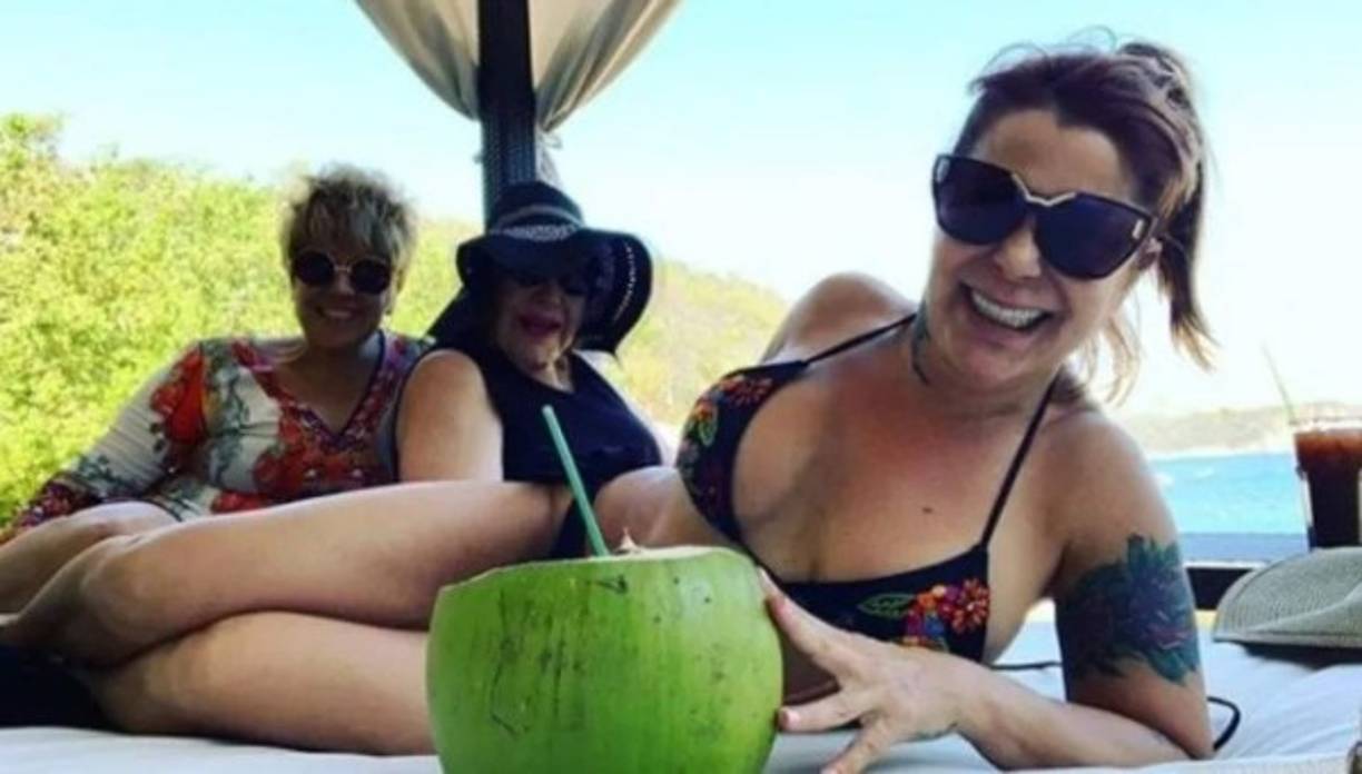 La intérprete mexicana explicó que el proceso está por concluir, pero aún falta por retirar un fragmento del material.