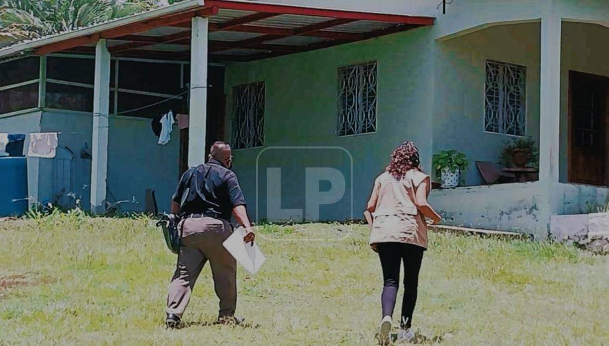 La aparente felicidad que vivían los niños dentro del hogar Puertas Abiertas, quedó al descubierto hace unos meses, cuando una niña de 9 años logró escaparse del centro Puertas Abiertas.La niña fue encontrada en calle por otras personas y llevada a una posta policial, nadie sabia que era del centro Puertas Abiertas, hasta que hablo con fiscales a quienes les relató los abusos sexuales, físicos y psicológico a los que era sometida durante los años que vivió en el lugar.