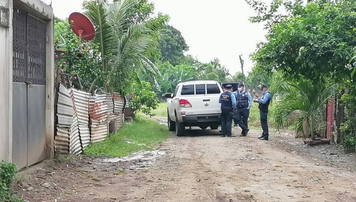 Cuando estaban en la sala de esa casa, procedieron a amarrar a los familiares de la víctima, a quien, después, en una habitación, asesinaron a machetazos. 