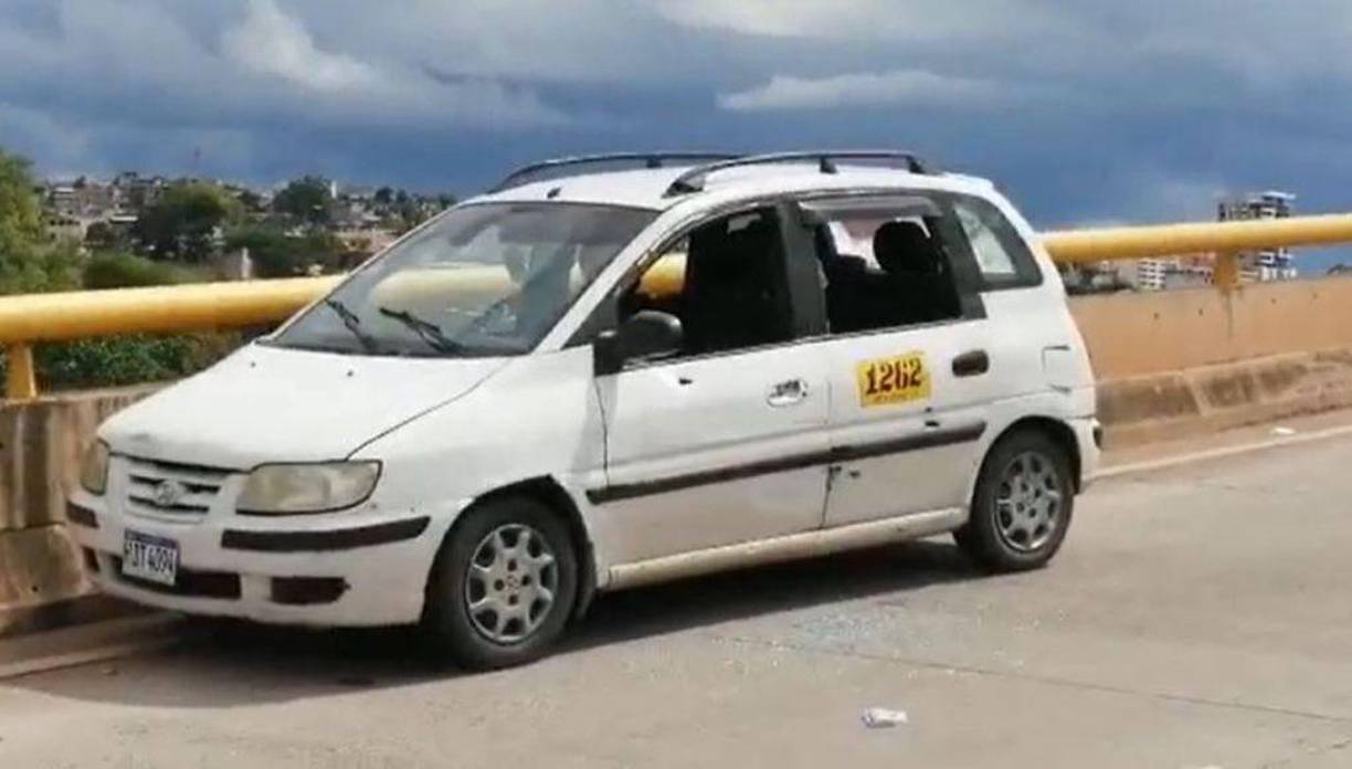 Un hombre murió y una mujer resultó gravemente herida. El taxista manifestó que estaba transportando a los pasajeros hacia la colonia Villa Nueva, pero, fueron interceptados por criminales, quienes cruzaron la camioneta para impedirles avanzar y luego abrieron fuego.