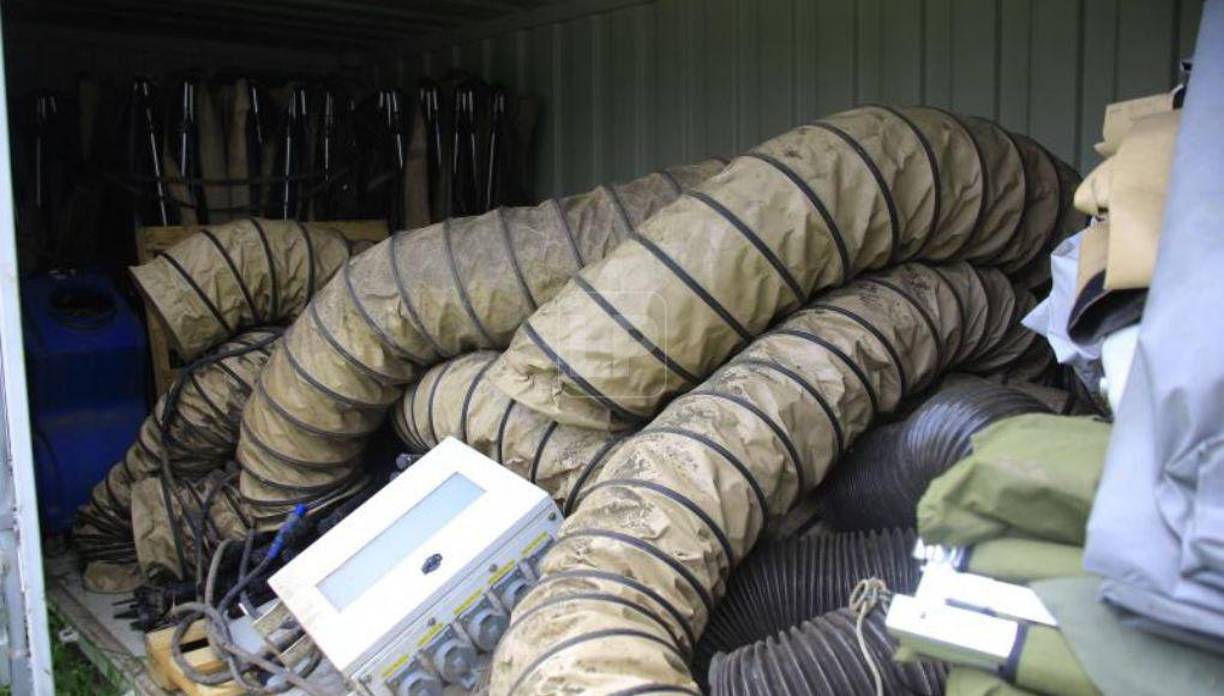 A Gabriel Alfredo Rubí Paredes y a Cristian Elías Santeli Chavarría los acusan de violación de los deberes de los funcionarios y fraude, mientras que a Nery Conrado Cerrato Ramírez se le presume responsable de falsificación de documentos públicos y a Mirna Luz Romero Majano se le señala como cooperador necesario de fraude.