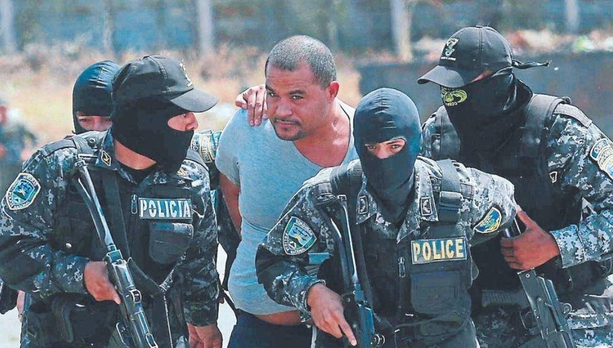 El 27 de marzo de 2014, Carlos Arnoldo Lobo fue detenido en una zona exclusiva de San Pedro Sula mientras se transportaba en una lujosa camioneta Porsche Cayenne blindada, en poder de la Oabi. 