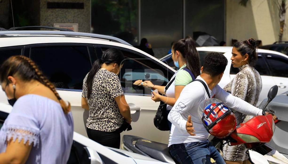 Uno de los contras a los que se enfrentan las mujeres emprendedoras es que muchas clientas les apartan los productos y no llegan los sábados al parque central a recogerlos