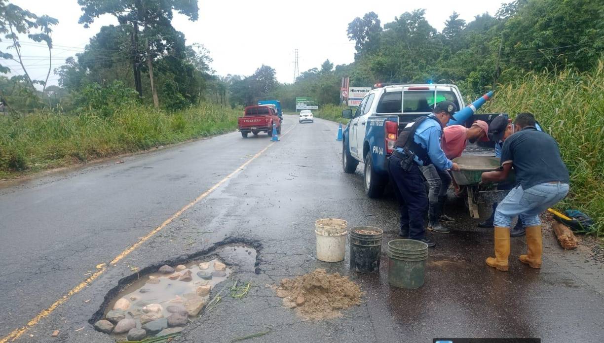 Los enormes agujeros están por todos lados de la carretera CA-13. El gobierno anunció que este martes comienzan a reparar los baches partiendo desde Tela, Atlántida. 