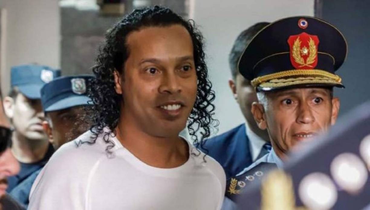 Al tiempo que la situación legal del exfutbolista Ronaldinho se complica por la filtración de unos chats con una colaboradora sobre unos pasaportes apócrifos, se mostró también una foto del astro brasileño dentro de la prisión donde se encuentra de manera preventiva.