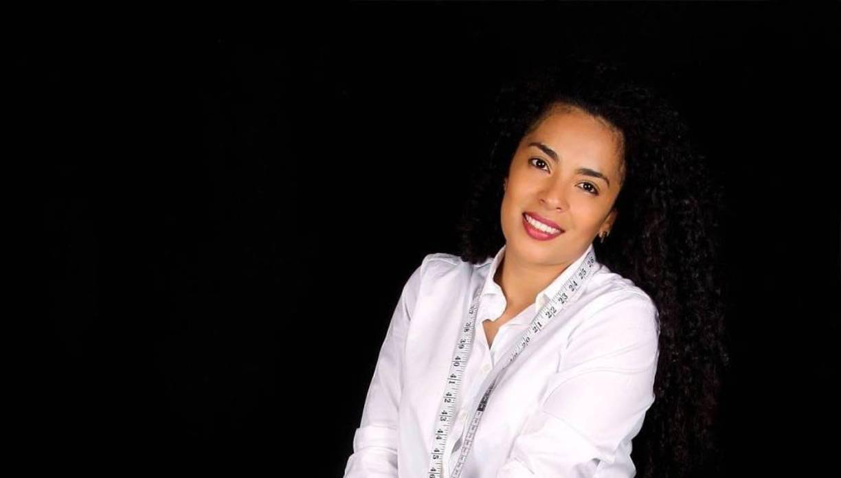 Asegura que le apasiona el proceso de crear diseños, “pero lo más bonito de mi trabajo es tratar con las personas y ver su cara de felicidad cuando entrego la prenda.<br />Duly ha estado presente en distintos “Fashion Week”, no solo de Europa, sino también de otros países latinos. 