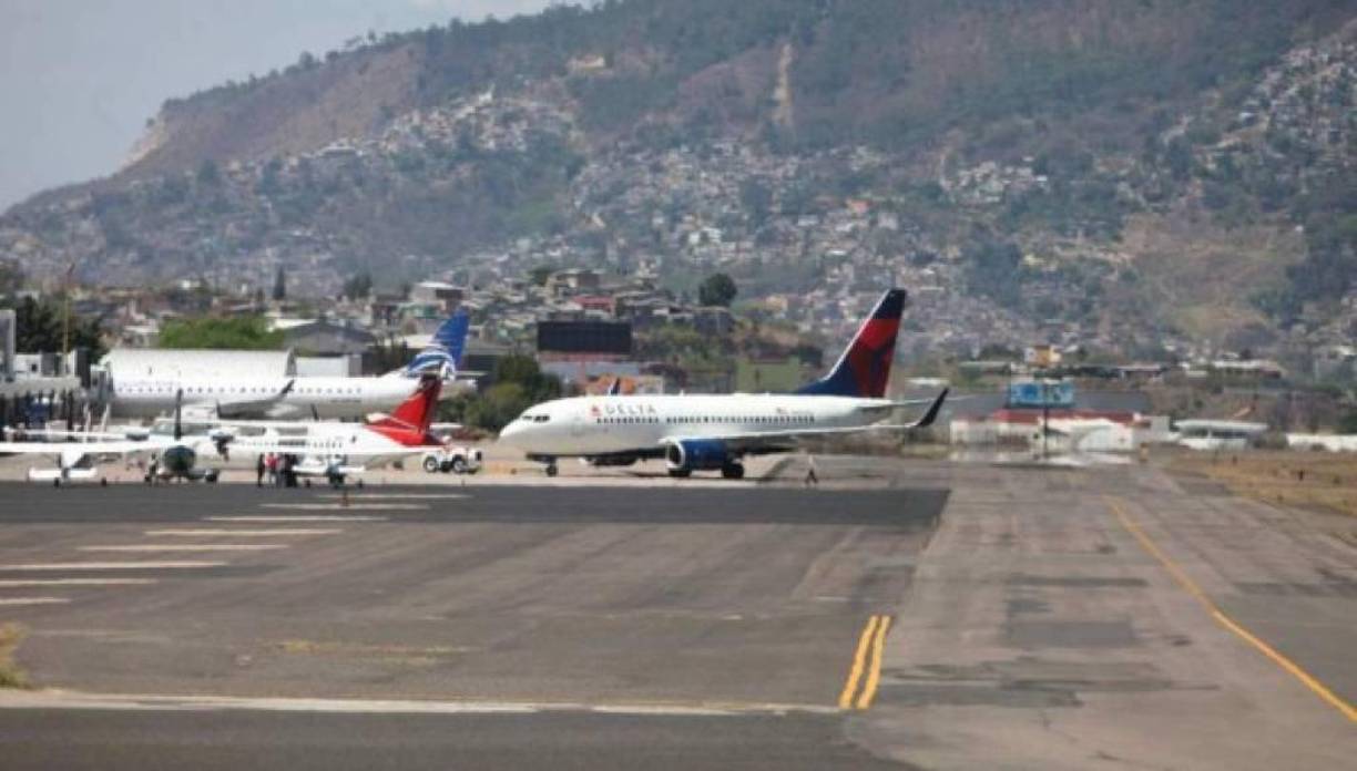 Aeropuerto Internacional Toncontín, ubicado a 6 km del centro de Tegucigalpa, Honduras, es un aeropuerto civil y militar y se agregó a la lista de los más peligrosos de History Channel en el programa “Most Extreme Airports”, ya que está situado en una región montañosa, el piloto tiene que hacer ciertos arreglos para evitar golpear las montañas. La pista también es extremadamente corta y hace que el avión se detenga abruptamente. 