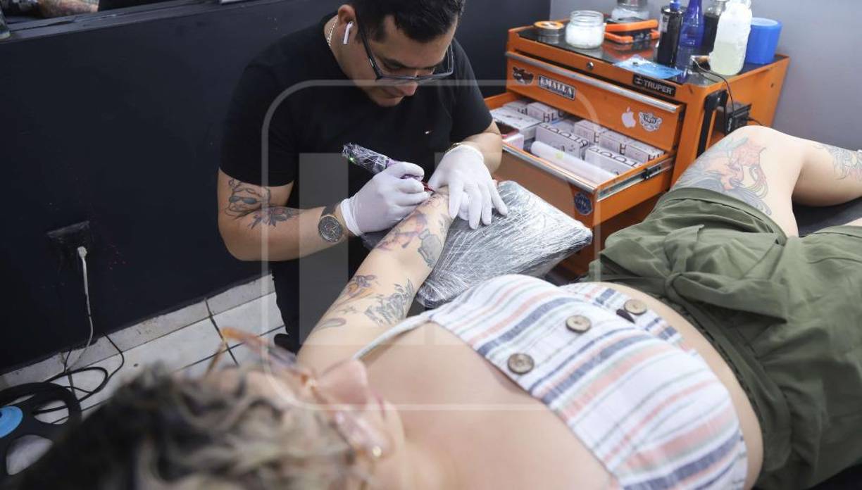 Ella afirma que esto la hace muy feliz y que desde pequeña soñó con hacerse tatuajes, tal como muchas artístas.