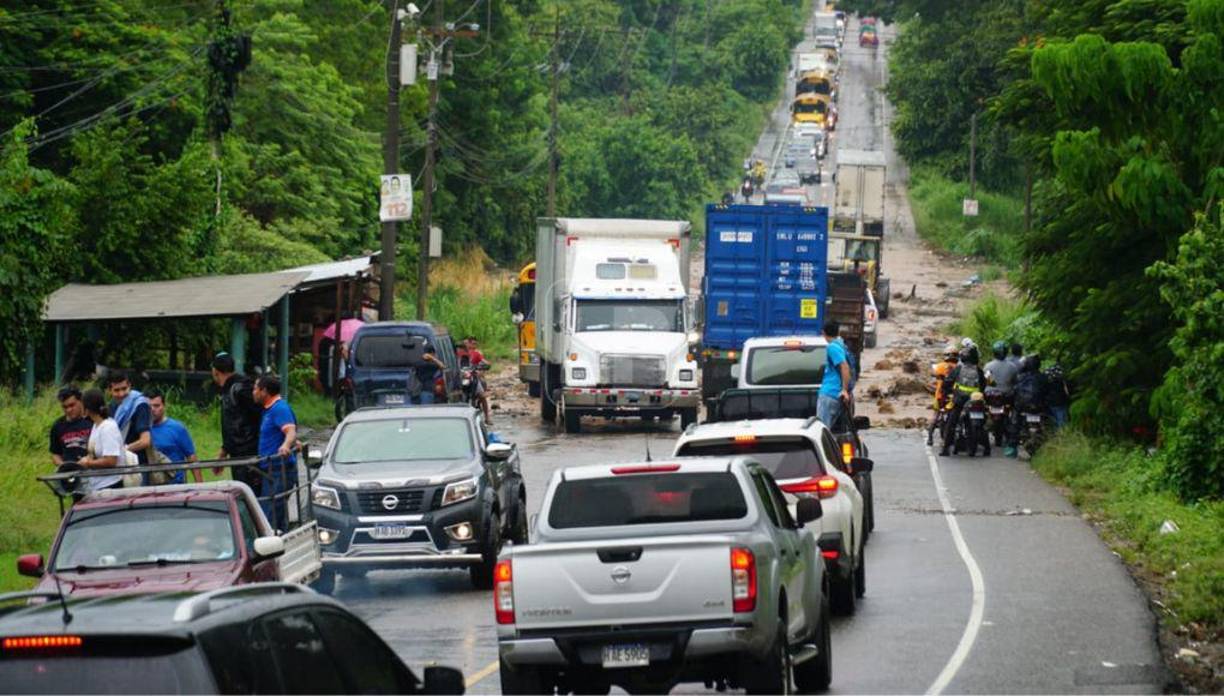Algunos automóviles se quedaron averiados a mitad de la corriente.