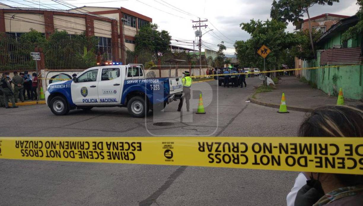 Con el uniformado en el suelo, se presume que el motorista del pesado camión no se percató de que Maibeth Pamistan estaba malherido. 