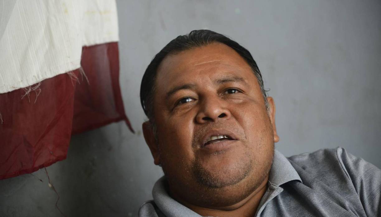 Para realizar el partido tuvo que hacer un trato con los jefes de las pandillas desde los centros penales y uno muy especial con la Policía, para que no capturara a ninguno de los que llegase al encuentro, si acaso había órdenes extendidas desde los juzgados. 