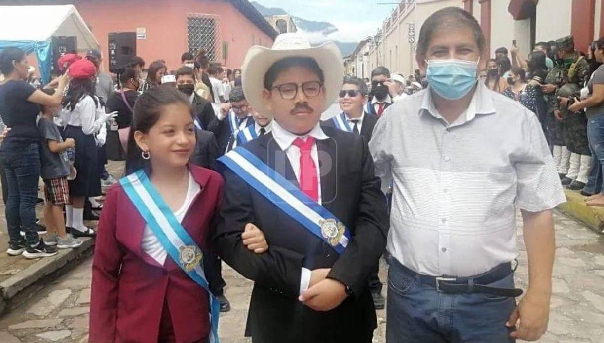 Dos pequeñitos homenajearon a la pareja presidencial este 15 de septiembre y, como era de esperarse, fueron el centro de atención del desfile.