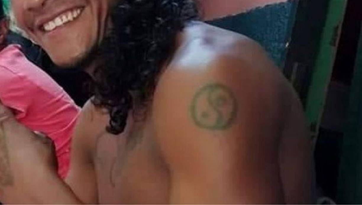 Además, los testigos describieron que el cuerpo hallado en Mexicali tenía una larga cabellera rizada, tal y como la de Marcos.