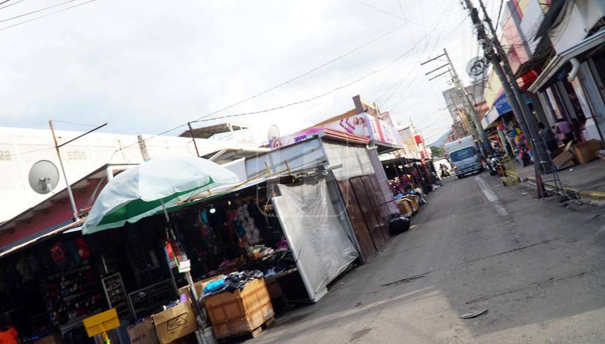 ¡Es un caos! Tiendas y talleres se apoderan de calles y avenidas de San Pedro Sula