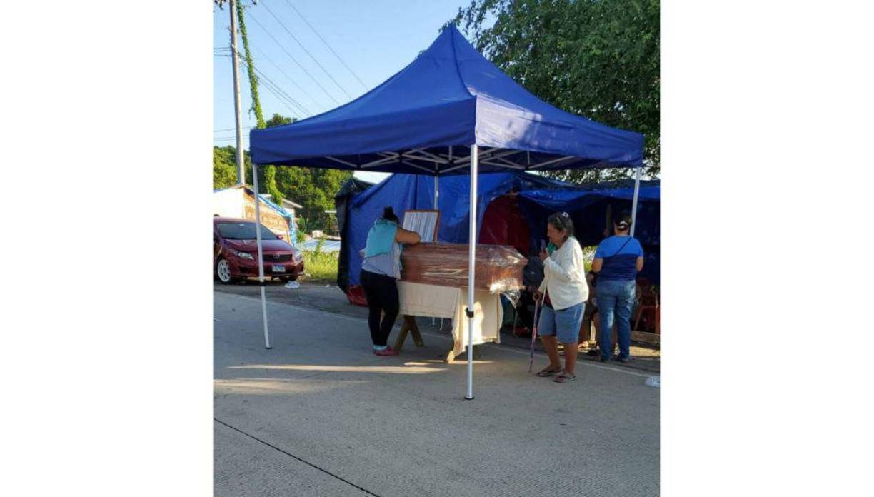 También colocaron una carpa, para que el féretro no fuese expuesto al sol.
