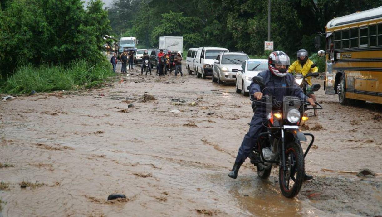 ¡La lluvia no para! Derrumbe y corriente de agua provocan caos vial en el sector Cofradía (FOTOS)