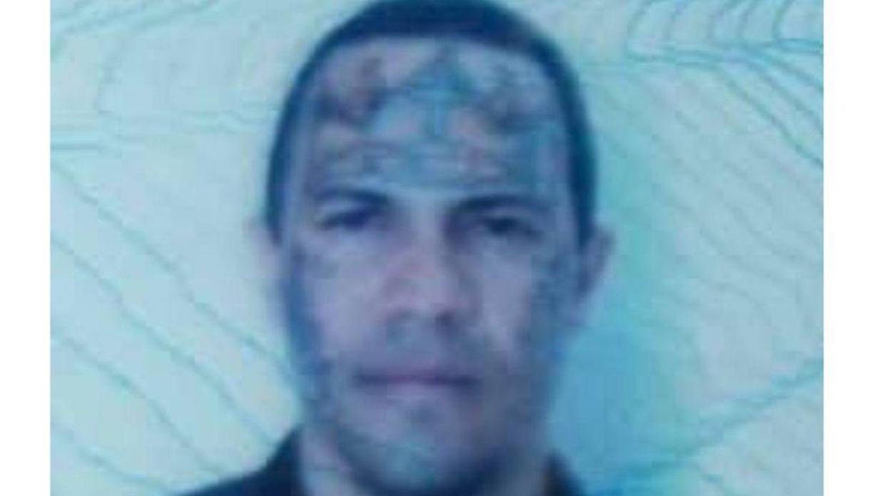 De varios disparos fue ejecutado la tarde del jueves 4 de mayo un pandillero en el centro del municipio de Tocoa, en el departamento de Colón, zona norte de Honduras. Esta es una fotografía de su cédula, en la cual se le aprecian los tatuajes que tenía en el rostro.