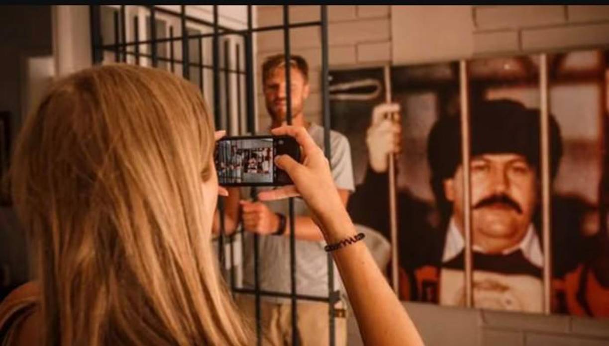 “Usted venía a mi casa, se tomaba una foto conmigo, hacía una donación a una alcancía que solamente la llave la tiene un sacerdote, y él venía y recogía el dinero para comprarle comida a los ancianitos que hemos recogido de la calle”, dijo el hermano del capo.