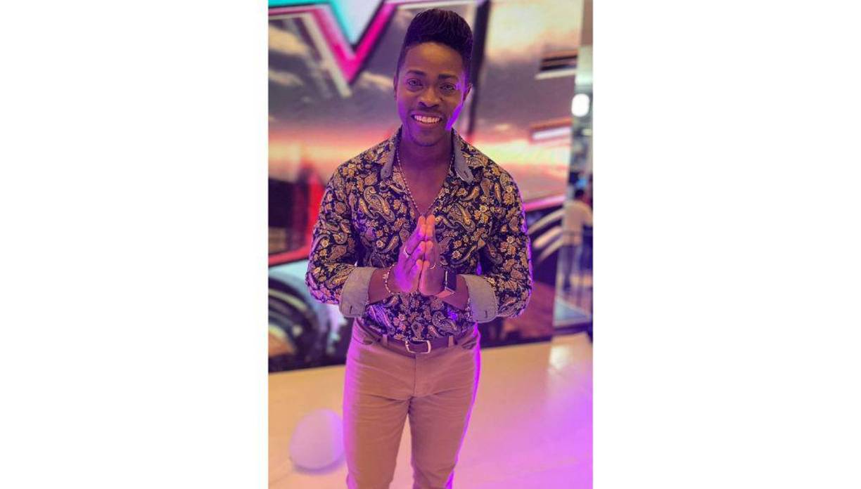 Su participación en el concierto terminó luego de que Romeo Santos le pidiera bajar del escenario por no conocer las letras de sus canciones.