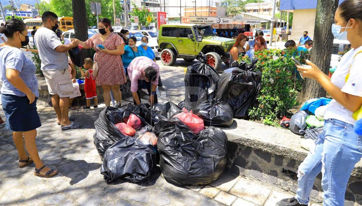 Llegó el sábado, día en el que decenas de mujeres cargadas de pesadas bolsas se reúnen en el parque central de San Pedro Sula desde la mañana hasta la tarde en espera de sus clientas que han prometido llegar a recoger sus encargos.