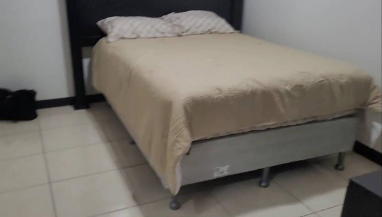 La opulenta habitación contaba con una cama matrimonial con una fina cabecera de madera, dos almohadas, aire acondicionado, espejos, un Smart tv de 43 pulgadas sobre un moderno centro de entretenimiento color negro, una bocina bluetooh, microondas y un gabinete de madera tipo bar con lavatrastos.