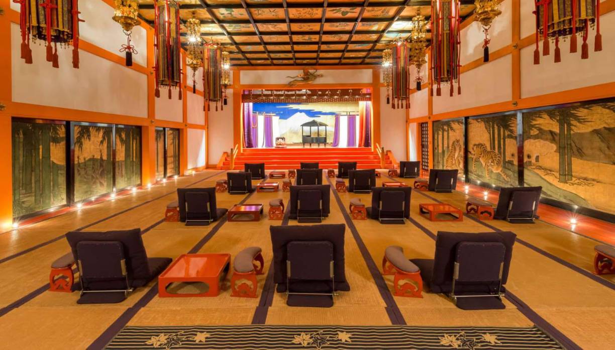 En el hotel prevalecen elementos característicos como pagodas de caoba barnizada en color marrón, los techos están hechos en teja de granito cuya principal propiedad es conservar la temperatura ambiente en el interior.