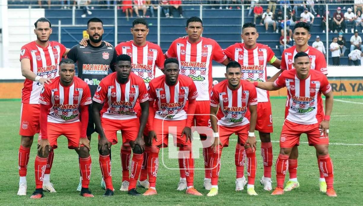 El 11 titular del Vida posando previo al partido contra el Olimpia.