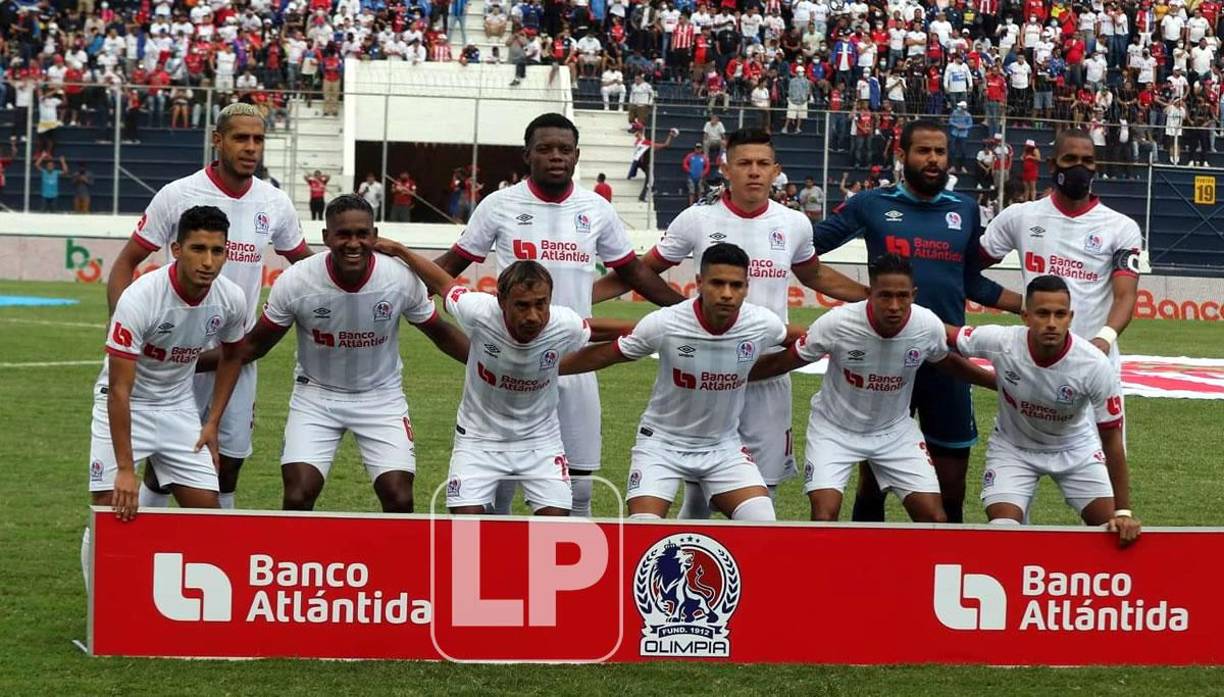 El 11 titular del Olimpia posando previo al partido contra el Vida.
