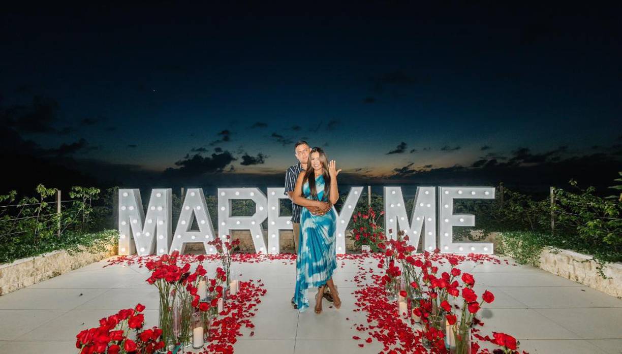 Tras su pedida de mano y los momentos mágicos vividos en la velada, Alejandra Rubio compartió en sus historias en su cuenta de Instagram el costoso anillo con diamantes obsequiado por su prometido.