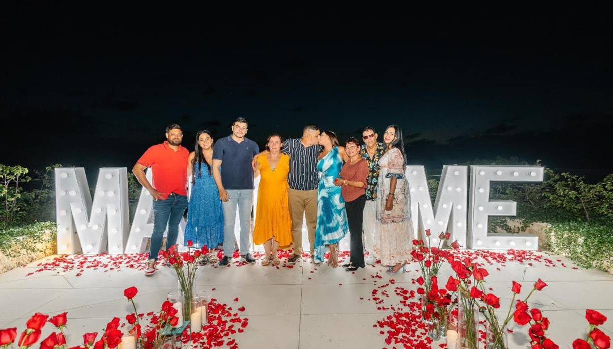 Rodeada de su padres y demás familiares fue su pedida de mano en Roatán, la encantadora isla de ensueño para cualquier enamorada.