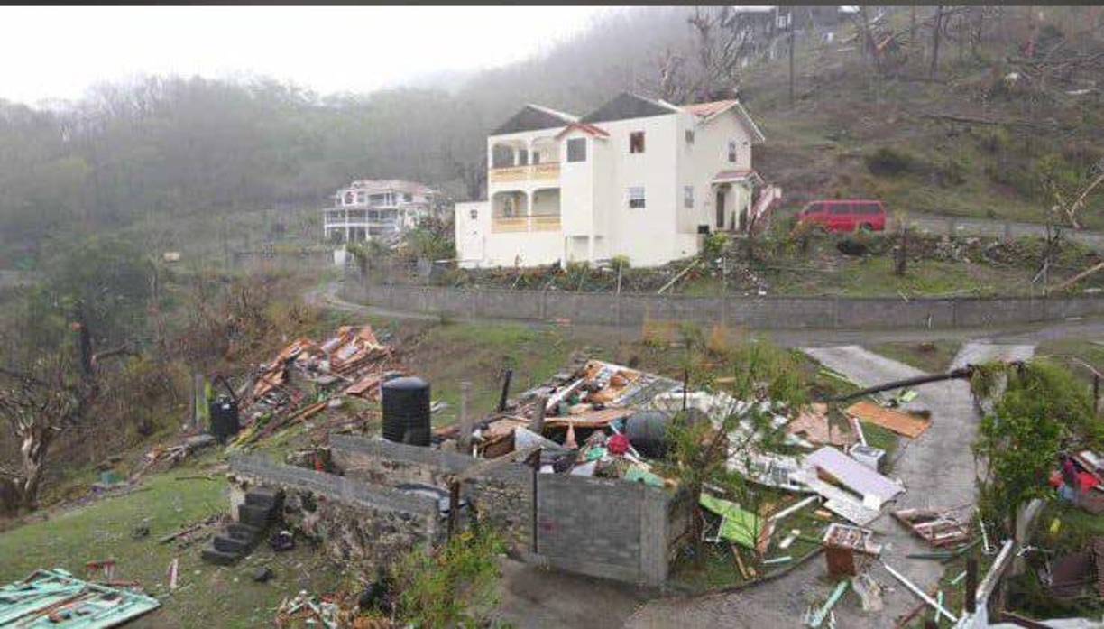 En las dos imágenes que circulan en redes sociales, sin que hayan sido verificadas aún, se observan techos arrancados y árboles derribados. 