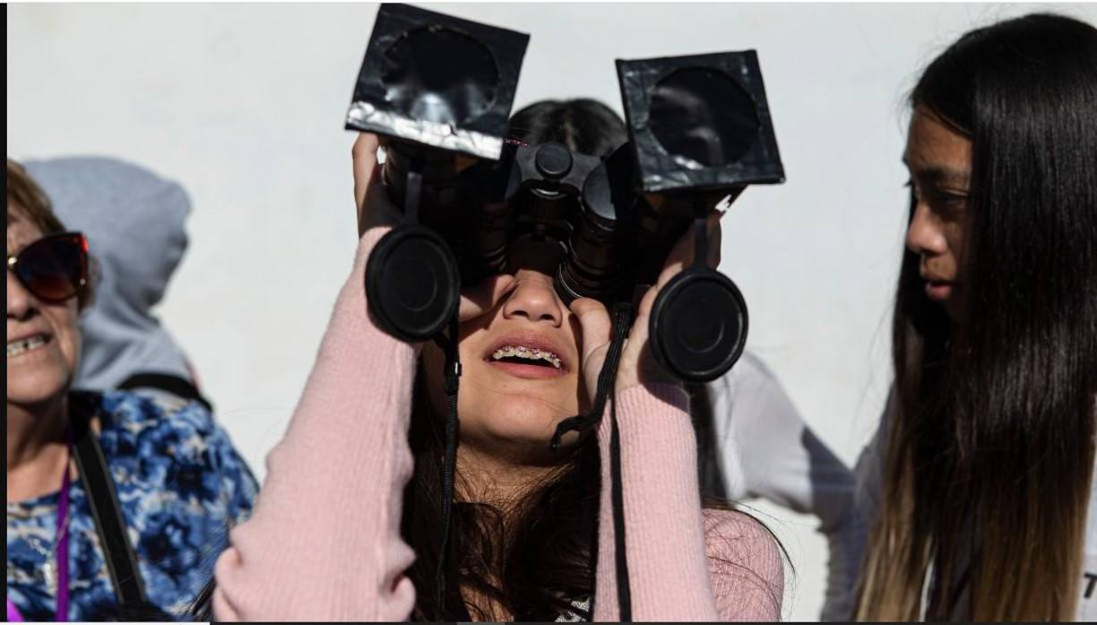 Los binoculares pueden usarse parar proyectarlos a una pantalla. 