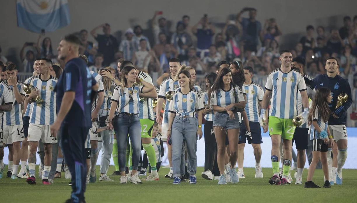 Los familiares y las parejas de los futbolistas argentinos entraron al campo para celebrar con los campeones.