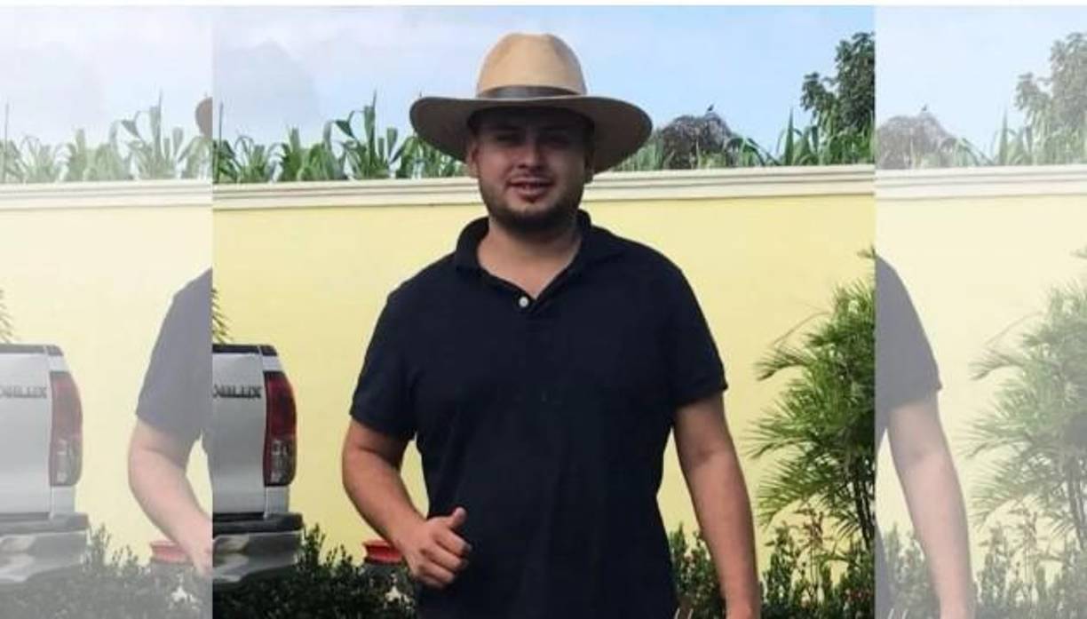 El día del percance, Erick Rafael Vallecillo Leonor se conducía en su vehículo tipo pick up, color gris, Mazda BT50 con placas PDV-0428 que al llegar al sitio donde se encontraba el retén policial, supuestamente hizo caso omiso a una señal, aceleró el automóvil. 