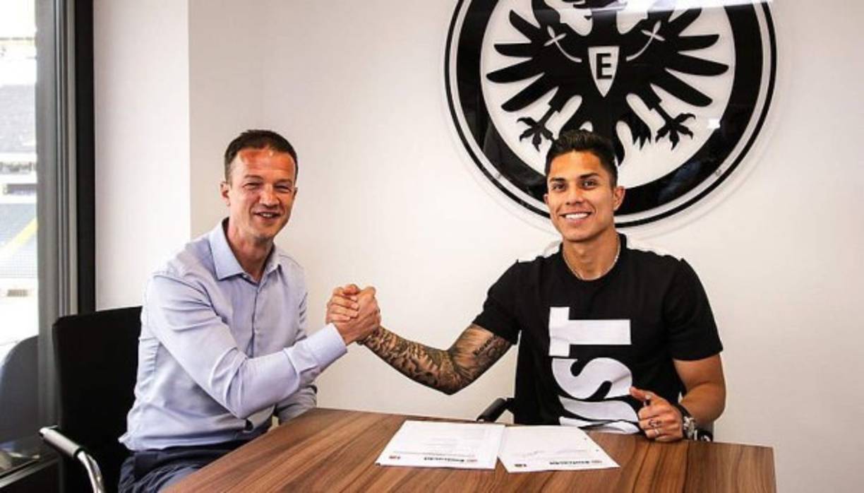 Carlos Salcedo ya tiene definido su futuro. El central mexicano se ha ausentado de la práctica de la Selección Mexicana en Ámsterdam, para firmar su nuevo contrato con el Eintracht Frankfurt de la Bundesliga, cuadro donde juega su compatriota Marco Fabián.