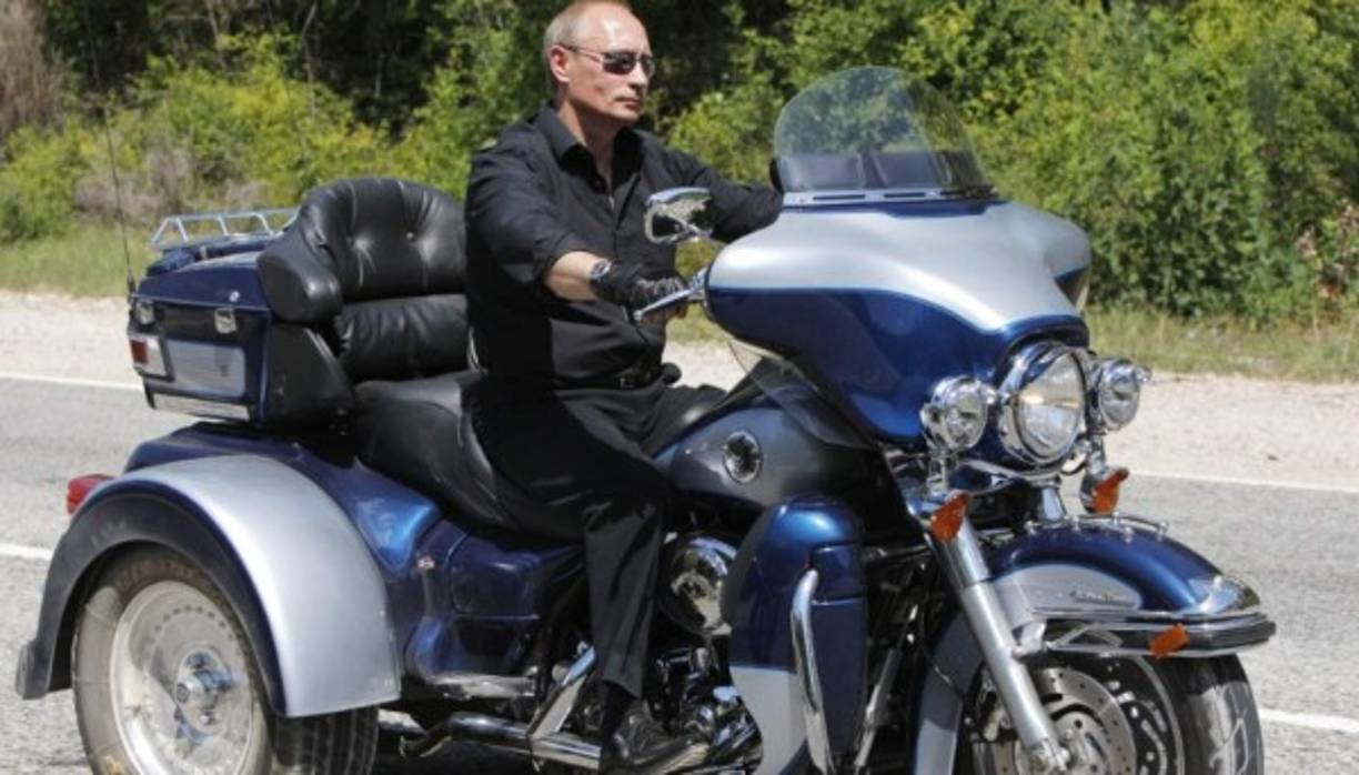 Putin ha demostrado su afición a las motocicletas y se le ha visto en varias ocasiones acompañado de sus amigos 'los lobos nocturnos', un grupo que no goza de muy buena fama en Europa.