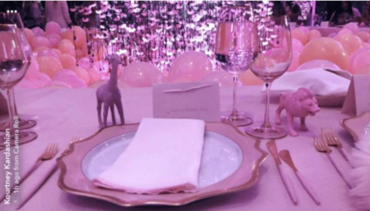 Por medio de las redes sociales, la futura mamá compartió con sus fans imágenes de cada detalle del evento.