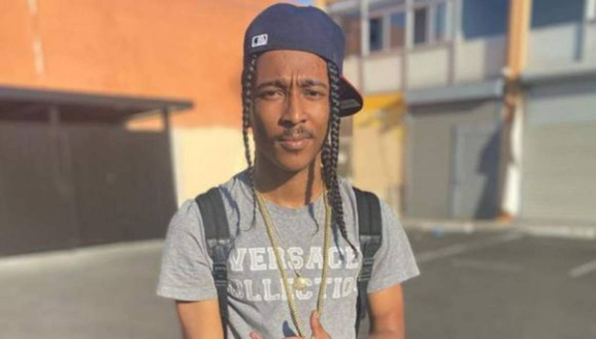 Medios californianos indicaron que al menos 12 balazos acabaron con la vida del artista. Uno de ellos impactó en su rostro. Antes de desplomarse, en medio de la balacera, el joven imploró a sus seguidores: 'Busquen ayuda'.