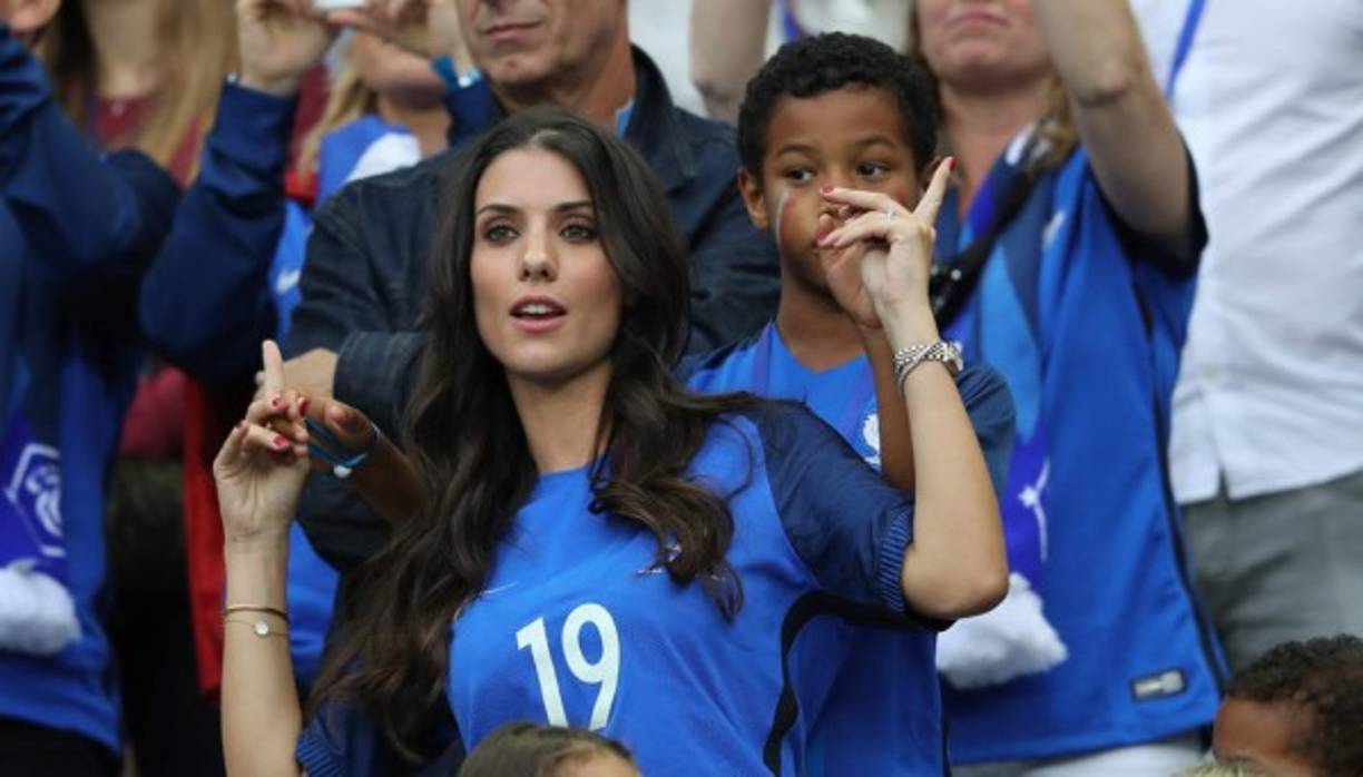 La mujer de Sagna es un verdadero bombón que se roba las miradas de los medios.