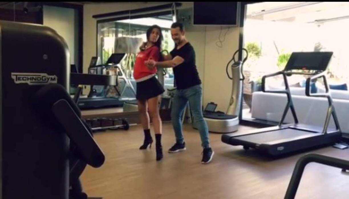 La modelo demuestra que el embarazo no le ha quitado su habilidad para el baile y además hace ejercicio moderado, lo que la hace verse en buena forma.