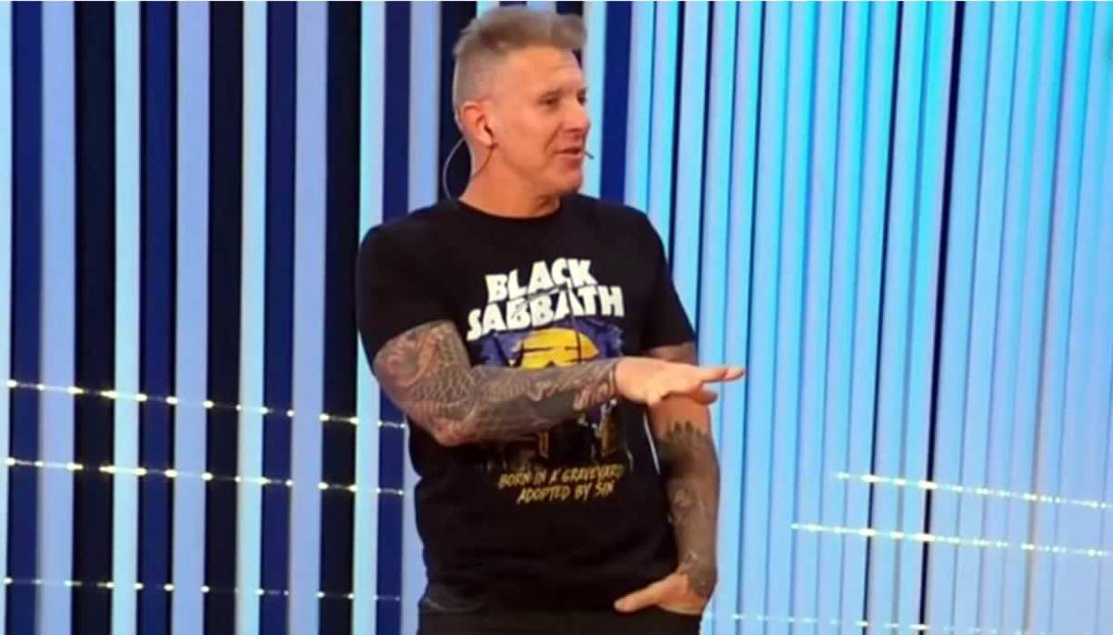 “No me arrugué con Grondona, imaginen si con ustedes dos. Ahora empezamos a bailar, día a día. Se las voy a ganar. Vi caer a Grondona. Voy a ver a caer el periodismo que ustedes practican y que cancela a los tipos como yo”, cerró Alejandro Fantino.