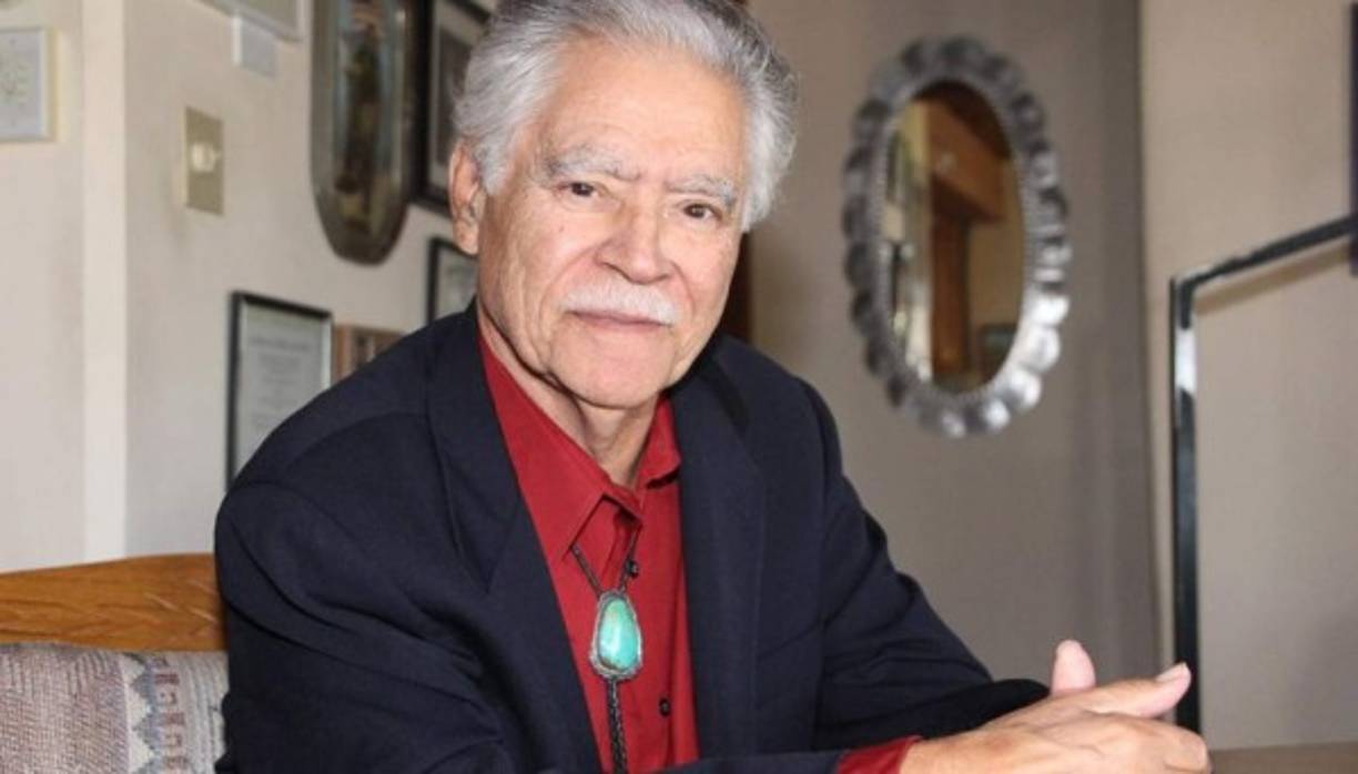 Rudolfo Anaya (82 años):<br/><br/>El escritor neomexicano fue uno de los fundadores de la literatura chicana y es especialmente conocido por su muy popular primera novela, 'Bless Me, Ultima', que se llevó al cine en 2012.<br/><br/>El presidente Barack Obama le entregó en 2016 la Medalla Nacional de las Artes y Humanidades, uno de tantos reconocimientos y premios que recibió en su reconocida carrera, por revelar verdades universales sobre la condición humana extendiendo el 'amor por la literatura a nuevas generaciones', como dijo entonces el mandatario.<br/><br/>El novelista y educador, cuyas obras reflejan su herencia mexicoamericana y la tradición del folklore en español, escribió teatro, poesía y libros infantiles como parte de su extensa obra.