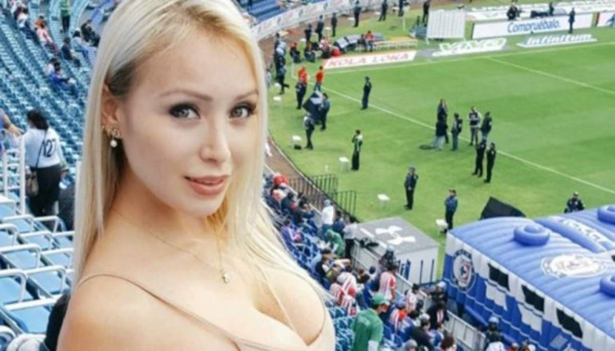 Daniella disfrutando de un partido como local del Cruz Azul.