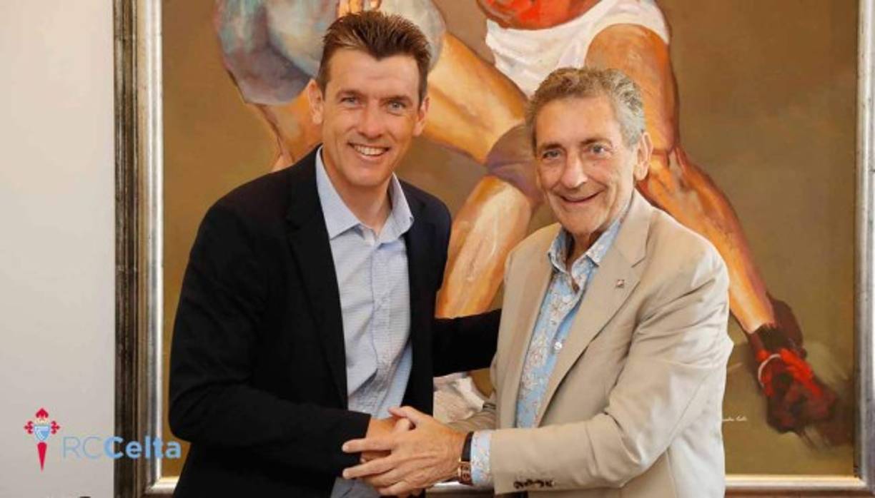 Juan Carlos Unzué y su cuerpo técnico han firmado este miércoles el contrato que les unirá al Celta de Vigo durante las próximas dos temporadas. Al equipo técnico liderado por el entrenador navarro y conformado por Rafa Pol, Robert Moreno y Joaquín Valdés se unirá Nando Villa como entrenador de porteros. En breve, tendrá lugar la presentación del técnico.