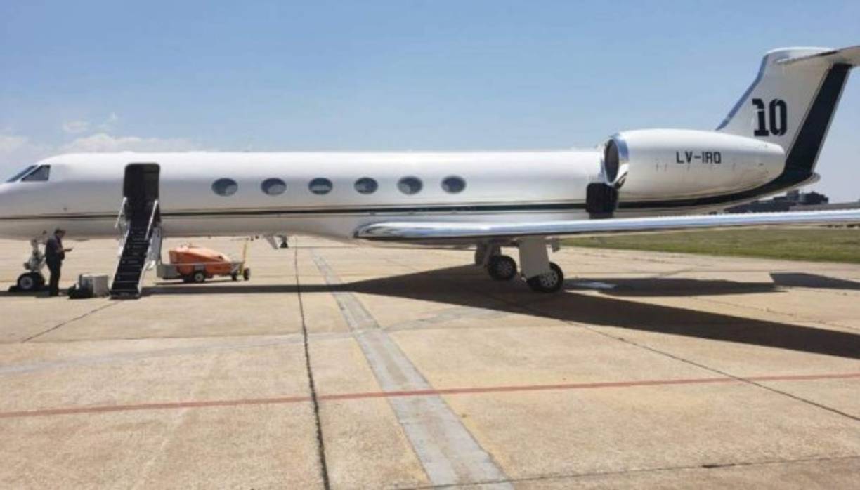 El avión de Messi es el Gulftream V, matrícula LV-IRQ, del año 2004. A continuación te mostramos detalles del interior del espectacular avión del crack argentino.