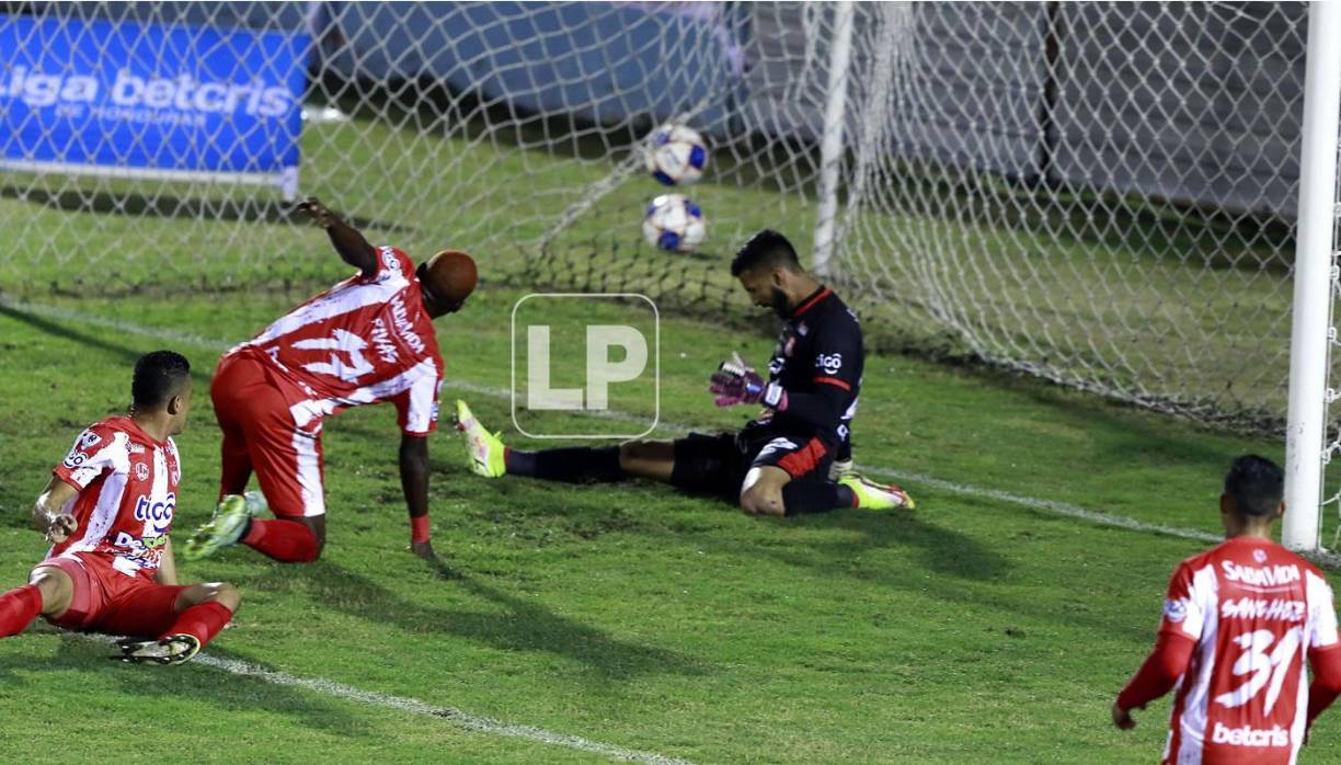 La defensa y el portero Roberto ‘Pipo‘ López no pudieron frenar el disparo de Arboleda. 