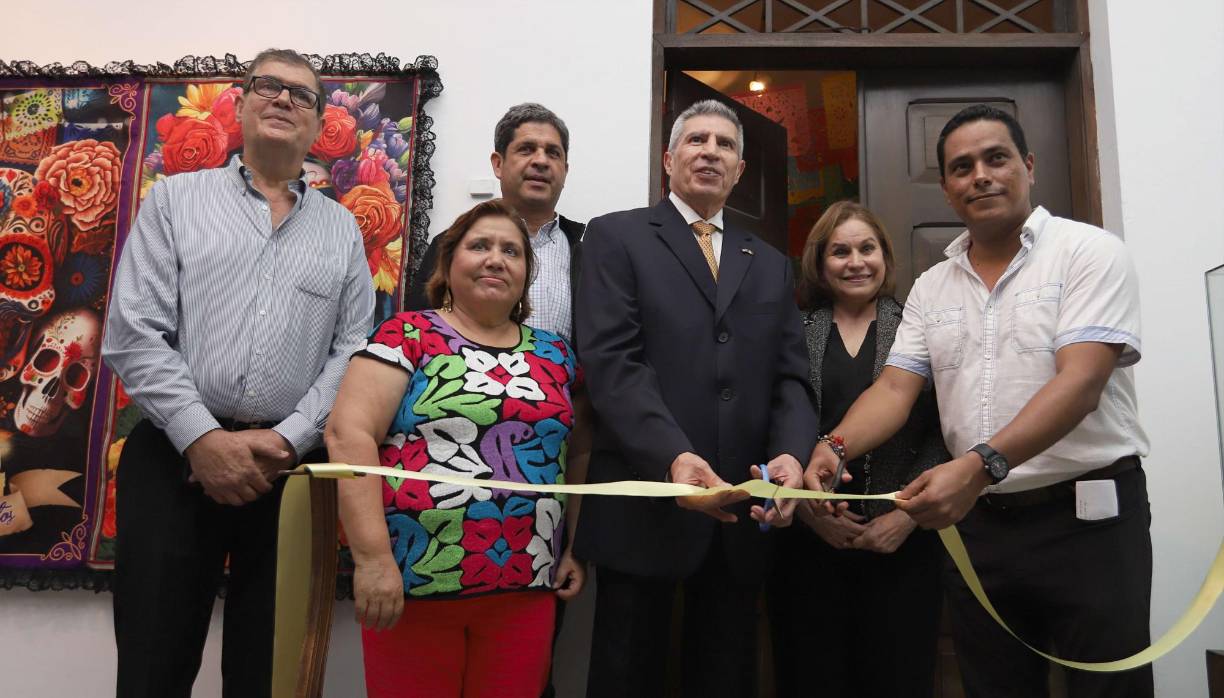 El corte de cinta simbolizó la apertura del lugar donde se podía observar el altar de muertos. 
