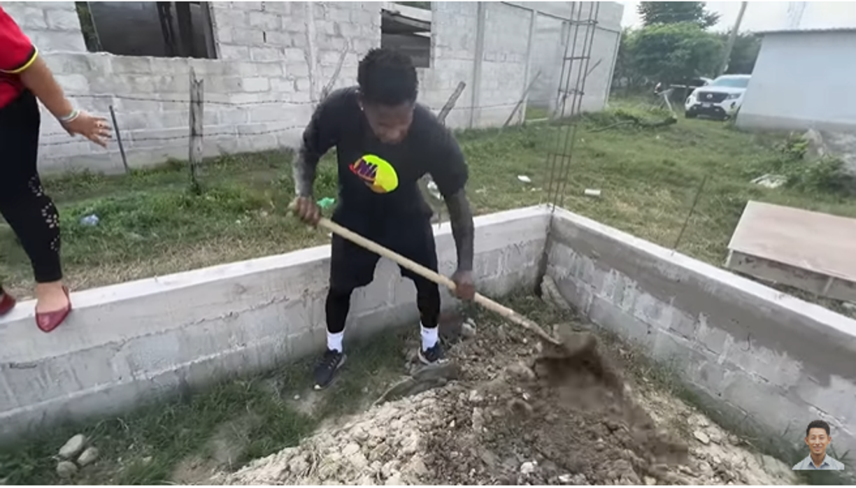 El futbolista catracho también se esforzó y se mostró muy contento tras llegar al lugar.