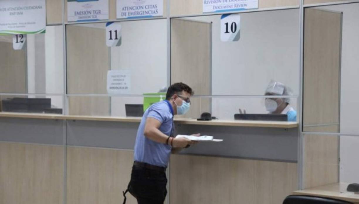 1. Realizar un pago adicional de $20.00 para el trámite de pasaporte.