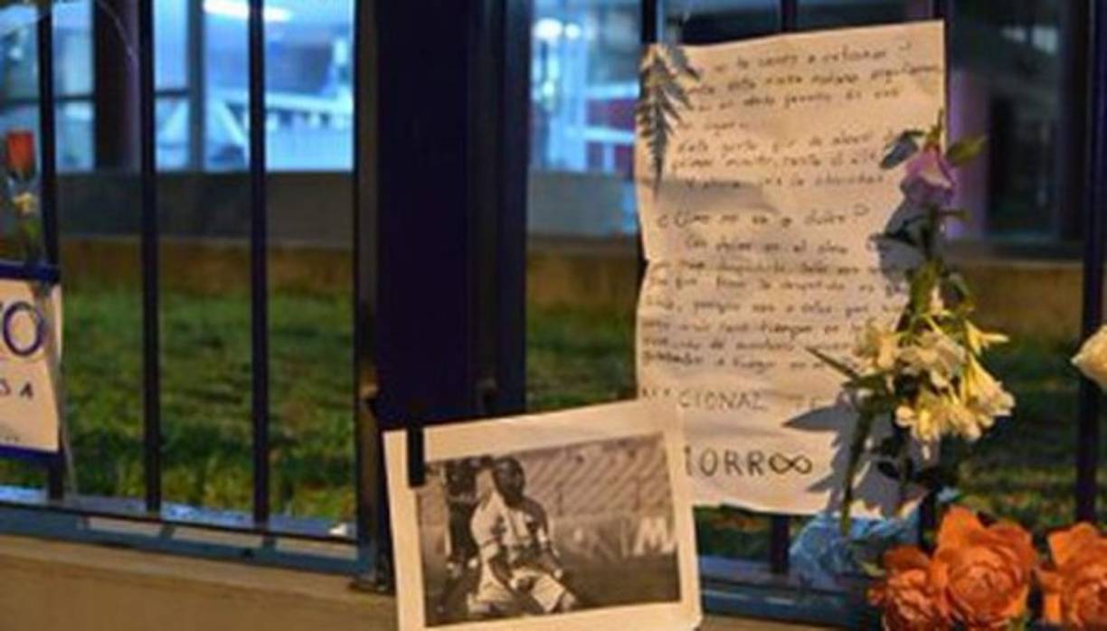 Con sentidos mensajes y pancartas, la afición del 'Bolso' despidió al delantero, ídolo e hincha del club, uno de los dos más emblemáticos del fútbol charrúa.